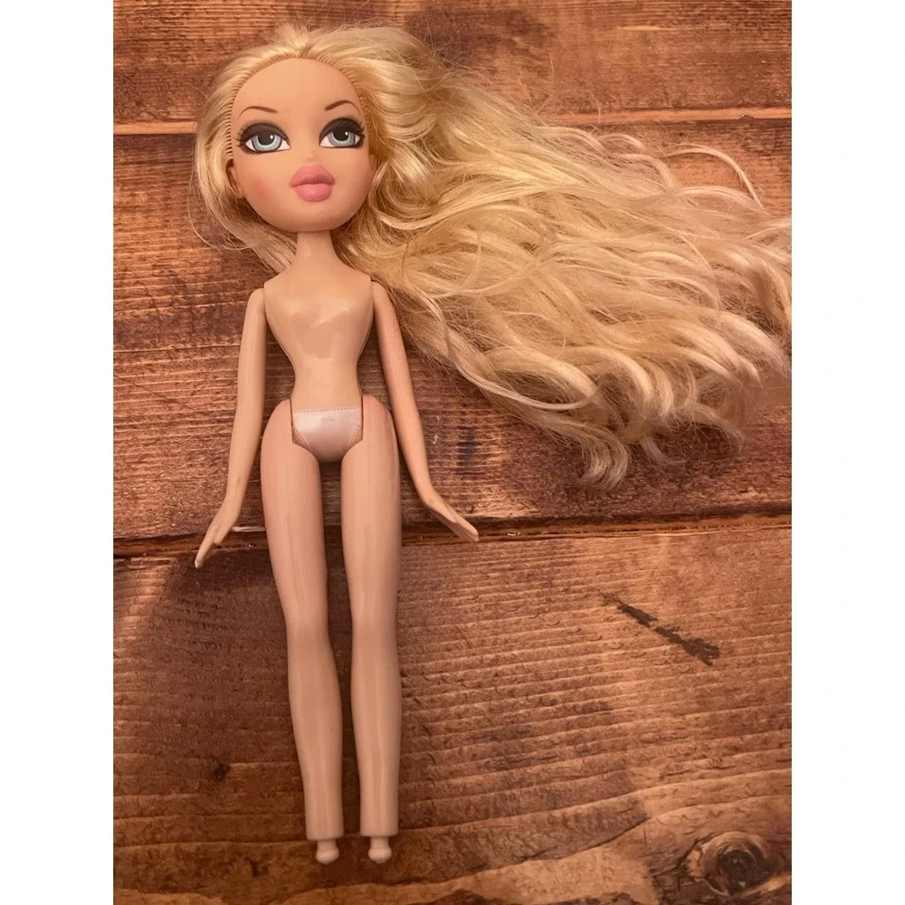 Bratz Cloe 2001 MGA Vintage Doll Nude Gold Tinsel Blue eyes Pink Lips